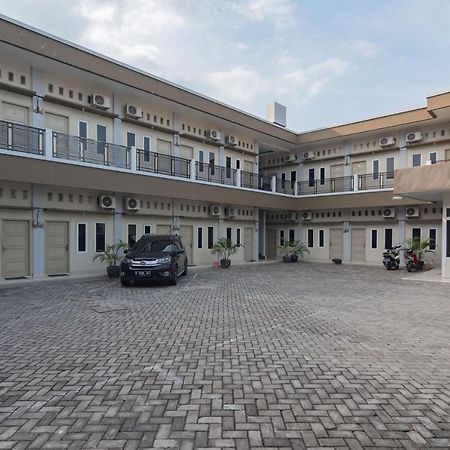 Reddoorz Plus Syariah @ Tuparev Cirebon 3 Екстер'єр фото