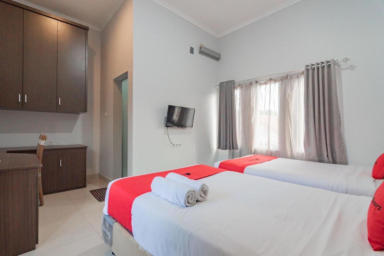 Reddoorz Plus Syariah @ Tuparev Cirebon 3 Екстер'єр фото