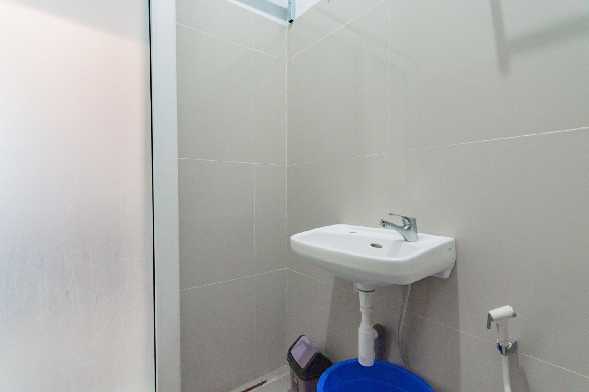 Reddoorz Plus Syariah @ Tuparev Cirebon 3 Номер фото