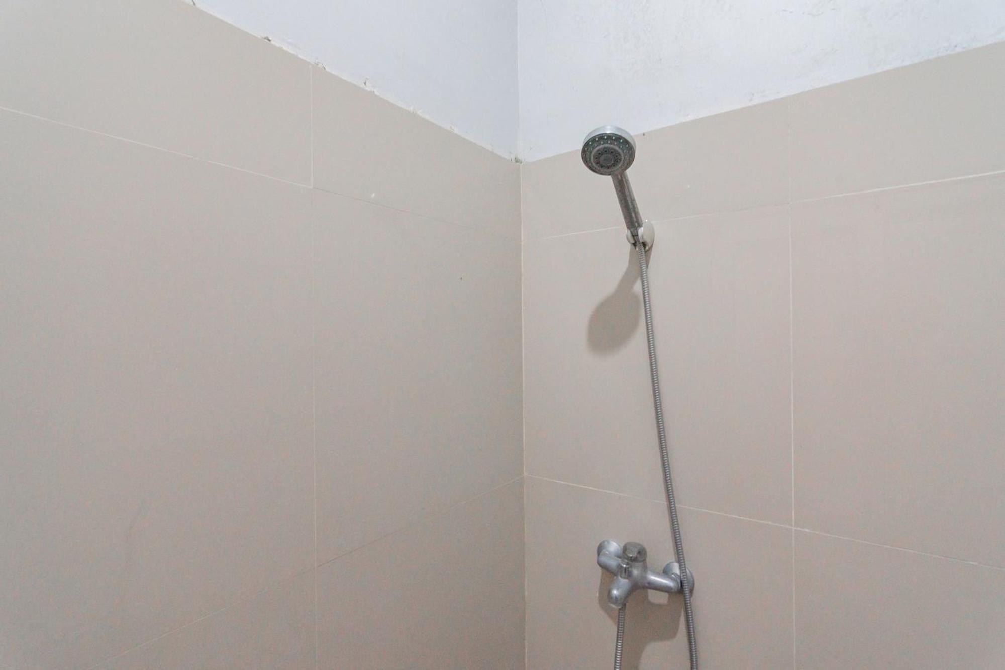 Reddoorz Plus Syariah @ Tuparev Cirebon 3 Номер фото