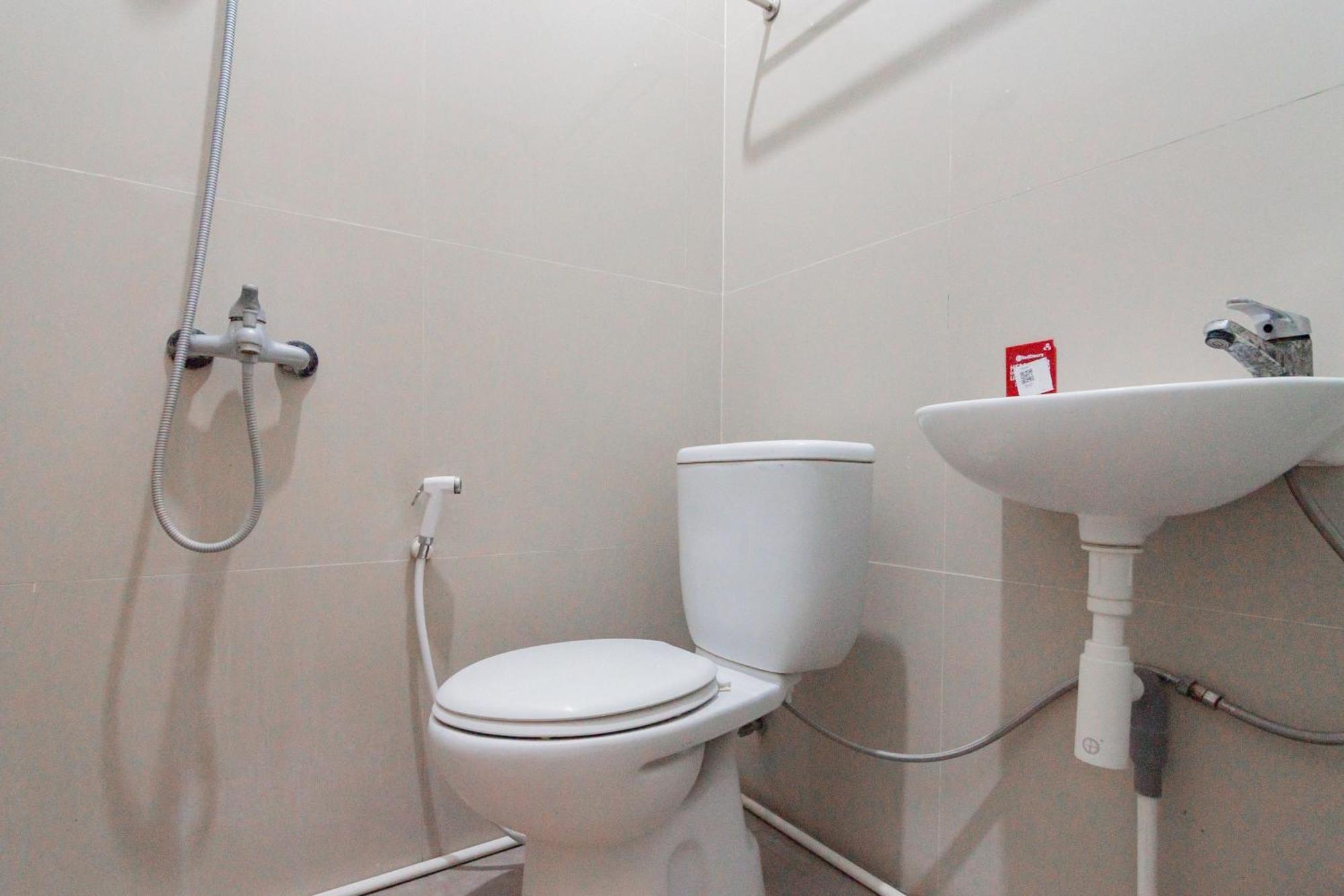Reddoorz Plus Syariah @ Tuparev Cirebon 3 Номер фото